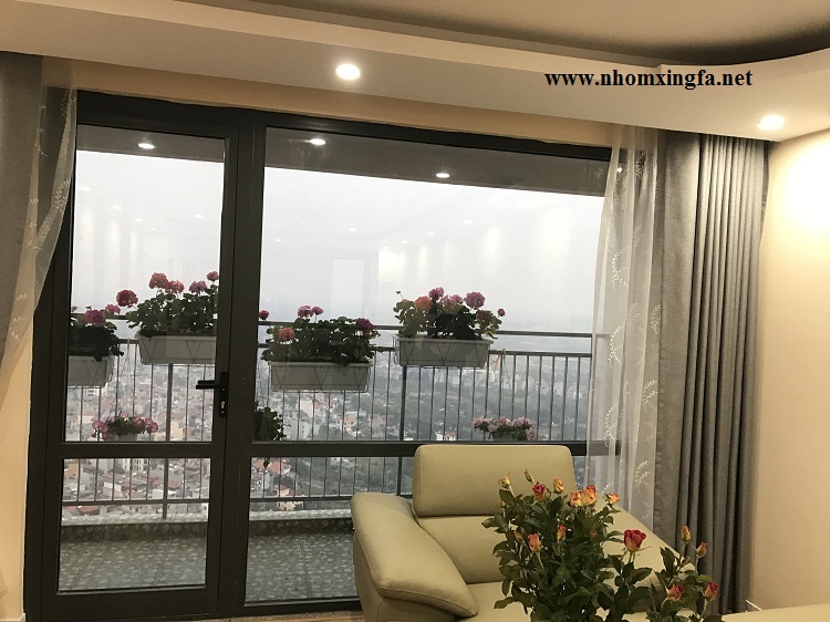 ce1bbada20nhc3b4m20xingfa20120cc3a1nh1 Cửa đi mở quay 1 cánh nhôm xingfa màu nâu