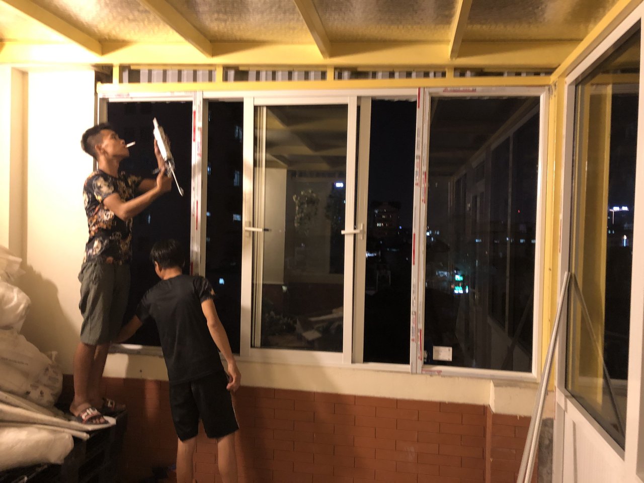 Lắp đặt cửa nhôm 4 cánh